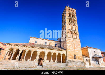 Segovia, Spanien. Plaza San Esteban und der Kirche, Castilla y Leon, spanische mittelalterliche Kathedrale. Stockfoto