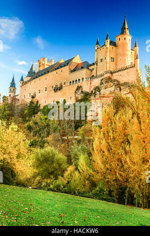 Segovia, Spanien. Herbstlichen Abenddämmerung Blick auf Schloss von Segovia, bekannt als Alcazar und in Kastilien und Leon im 12. Jahrhundert erbaut. Stockfoto