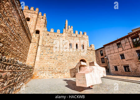 Toledo, Spanien. Puerta de Bisagra ein Stadttor des mittelalterlichen spanischen Stadt von Arabern im 10. Jahrhundert (ursprünglich Bab al-Saqra) gebaut. Kastilien-La Mancha Stockfoto