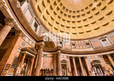 Rom, Italien. Roman Pantheon-Kuppel und die Öffnung an der Oberseite der Oculus mit Sonne streaming genannt. Stockfoto