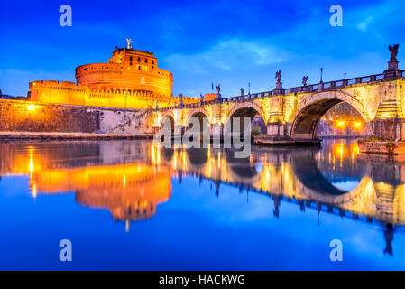 Rom, Italien. Schloss Sant Angelo Dämmerung, als Mausoleum in 123AD alten römischen Reiches Wahrzeichen von Kaiser Hadrian gebaut. Stockfoto