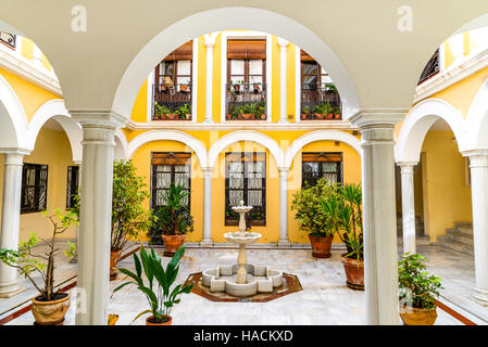 Córdoba, Spanien. Alte Kirche mit den traditionellen Blumen Einrichten dieser Stadt. Stockfoto