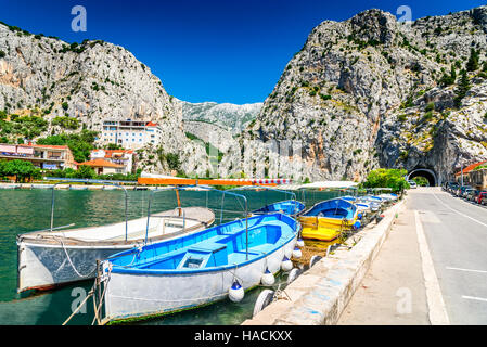 Omis, Kroatien. Dalmatische Küste Panorama mit smaragdgrünen Fluss Cetina, kroatische Reisen Wahrzeichen am Adriatischen Meer. Stockfoto