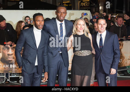 London, UK. 28. November 2016. L-r: Executive Manager Nugent Walker, Usain Bolt, Gast und Usain Bolt Agent Ricky Simms. Roten Teppich Eingänge für die Welt-Premiere von "I Am Bolzen", eine Dokumentation über Jamaican Legende Usain Bolt am Leicester Square in London laufen. Stockfoto