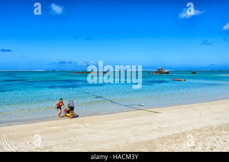 Zwei Personen mit einem Kajak in die Lagune, Lord-Howe-Insel, New-South.Wales, NSW, Australien Stockfoto