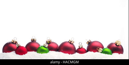 Bunte Christbaumkugeln im Schnee mit Platz für Text oder Bild Stockfoto