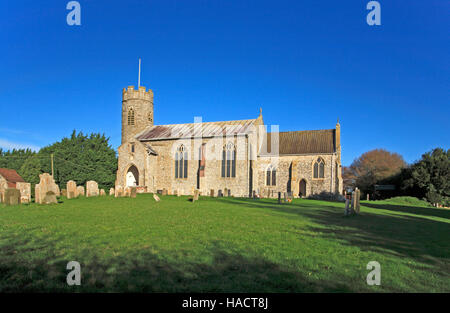 Eine Ansicht der Pfarrei Kirche des St. Johannes des Täufers am Aylmerton, Norfolk, England, Vereinigtes Königreich. Stockfoto