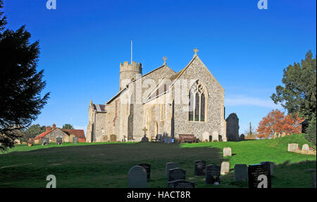 Eine Ansicht der Pfarrei Kirche des St. Johannes des Täufers aus Süd-Osten an Aylmerton, Norfolk, England, Vereinigtes Königreich. Stockfoto