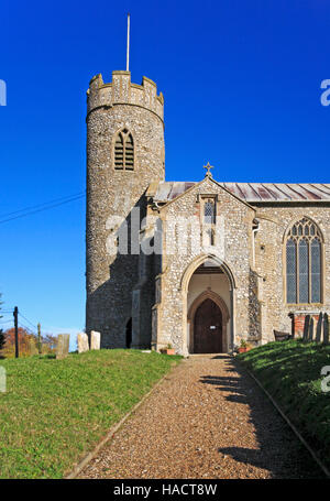 Ein Blick auf den Turm und Süd Veranda der Pfarrei Kirche des St. Johannes des Täufers am Aylmerton, Norfolk, England, Vereinigtes Königreich. Stockfoto