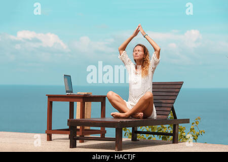 Online arbeiten von einem tropischen Strand mit Laptop-Computer. Stock Bild. Stockfoto