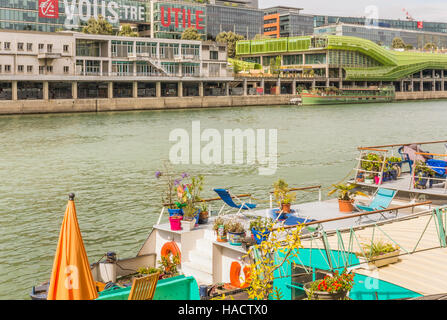 Teilansicht des Hausboot Deck am Quai De La Rapeé Blick in Richtung Cité De La Mode et du Design am Quai d Austerlitz Stockfoto