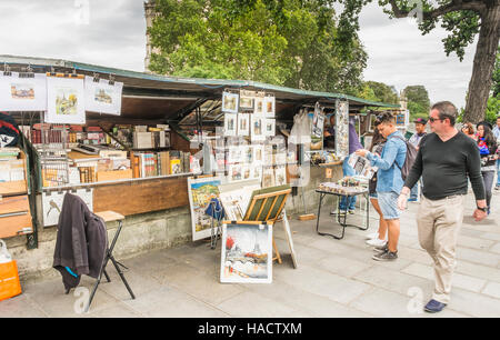 vorbei an traditionellen  bouquiniste  Buchhändler Stand am Ufer des Flusses Seine Touristen Stockfoto