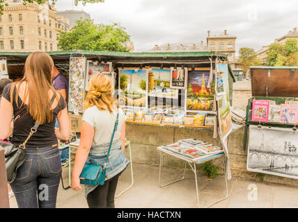 vorbei an traditionellen  bouquiniste  Buchhändler Stand am Ufer des Flusses Ringwaden Touristen Stockfoto