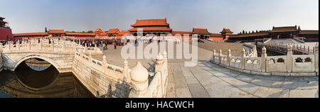 Breites Panorama der verbotene Stadt Kaiserpalast Regeln von China in Peking. Große Freifläche mit Kanal und weiß Steinbrücke vor Stockfoto