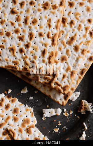 Matza Cracker traditionell gegessen, während das jüdische Pessachfest Stockfoto