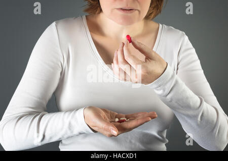 Nahaufnahme von Frau, die in der Pille. Medizin, Gesundheitswesen Konzept. Stockfoto