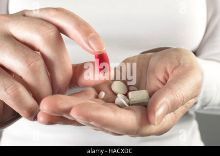 Pillen in der hand, Nahaufnahme Stockfoto