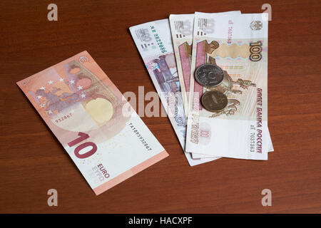 Euro und Rubel Banknoten und Münzen im ungefähren Tageskurs auf dem Bürotisch Stockfoto