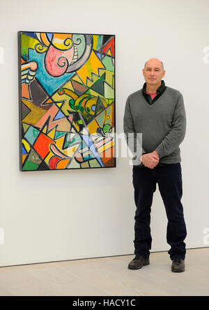 Der Künstler Ansel Krut steht neben seinem Gemälde „Shattered man“ bei einem Fotoanruf und einer Presseansicht für die Winterausstellung der Saatchi Gallery Painters' Painters in der Galerie in Chelsea, West London. Stockfoto