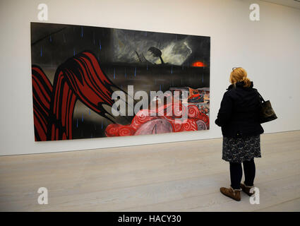 Eine Frau betrachtet ein Gemälde mit dem Titel The Deluge von Dexter Dalwood, das bei einem Fotoanruf und einer Presseansicht für die Winterausstellung der Saatchi Gallery Painters' Painters in der Galerie in Chelsea, West London, gezeigt wird. Stockfoto