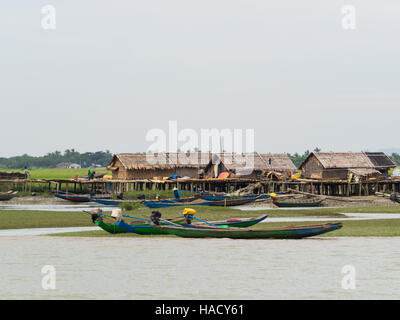 Fischerdorf und Boote am Ufer des Flusses Kaladan im Rakhine-Staat von Myanmar. Stockfoto