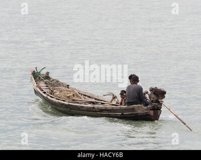 Traditionelle, hölzerne Boot auf Kaladan Fluss im Rakhine-Staat von Myanmar. Stockfoto