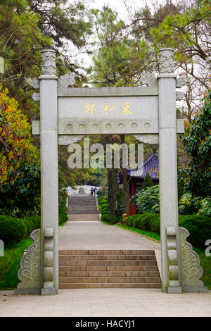 Denkmal-Tor zum Admiral Zheng He Grabstätte am Niushou Berg Cultural Park in der Nähe von Nanjing. Stockfoto