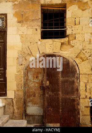 Alte Tür mit den Schritten in Valletta Malta Stockfoto