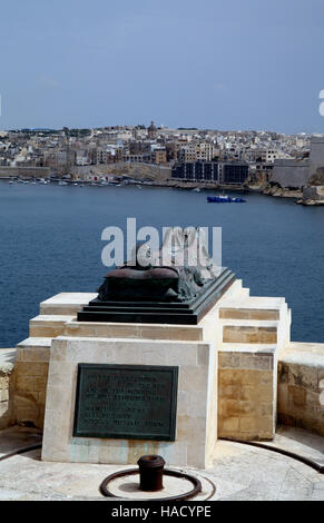 Bronze-Figur bei Belagerung Bell War Memorial Malta Valletta Grand Harbour Stockfoto