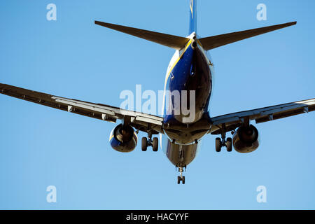 Ryanair Boeing 737-8AS nahenden Flughafen Birmingham, UK (EI-DPT) Stockfoto