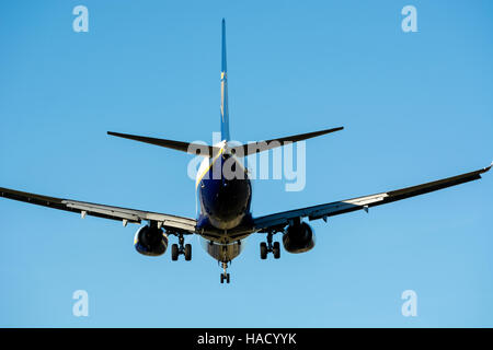 Ryanair Boeing 737-8AS nahenden Flughafen Birmingham, UK (EI-DPT) Stockfoto