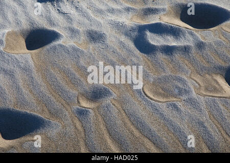 Sany Meer Ufer Szene mit Frost auf sand Stockfoto