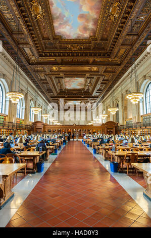 Blick auf den Main Lesung Rosenzimmer Korridor und reich verzierte Decke von der New York Public Library. Stockfoto