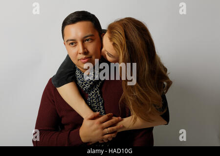 Schöne kasachischen Mann und Frau posiert im Studio. Liebesgeschichte Stockfoto
