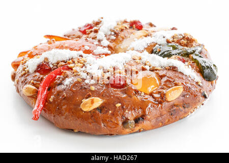 Bolo Rei ist ein traditionellen portugiesischen Weihnachtskuchen mit candid Obst gemacht. Stockfoto