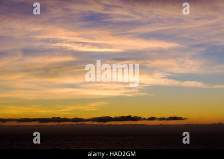 Schöne bunte Sonnenuntergang über dem Pazifik, Lucia, Kalifornien, USA Stockfoto