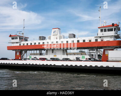 Der Galveston-Port Bolivar Fähre bringt Reisende auf SH 87 zwischen Galveston Island und der Bolivar-Halbinsel. Ein Schiff ist 24 Stunden am Tag in Betrieb. Stockfoto