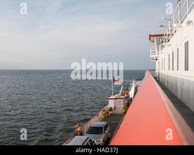 Der Galveston-Port Bolivar Fähre bringt Reisende auf SH 87 zwischen Galveston Island und der Bolivar-Halbinsel. Ein Schiff ist 24 Stunden am Tag in Betrieb. Stockfoto