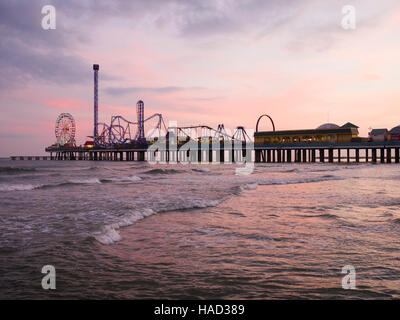 Galveston Island Historisches Pleasure Pier. Der Historische Pleasure Pier von Galveston Island bietet Unterhaltung und Unterhaltung am Wasser wie kein anderes Ziel an der Golfküste und bietet familienorientierte Attraktionen wie Fahrgeschäfte. Stockfoto