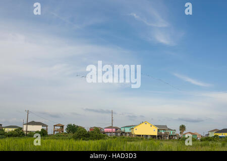 Stelt Houses and Beach, Bolivar Peninsula, TX. Crystal Beach ist eine Unincorporated Community im Bolivar Peninsula Census-Designated place im Galveston County, Texas, Vereinigte Staaten. Stockfoto