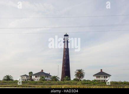 Punkt-Bolivar-Licht ist ein historischer Leuchtturm in Port Bolivar, Texas, das 1872 erbaute. Es diente für 61 Jahre bevor er 1933 zurückgezogen wurde. Auf, kristallklaren Strand entlang Texas State Highway 87 in der Mitte der Bolivar-Halbinsel. Stockfoto