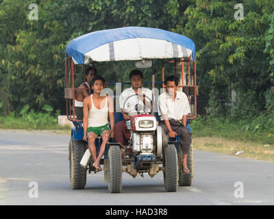 Ortsbus mit Passagieren in der Morgendämmerung in Mrauk U, Rakhine-Staat in Myanmar. Stockfoto
