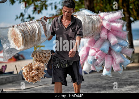 Thailand Street Food Verkäufer mit Candy Floss zum Verkauf. Pattaya Thailand S. E. Asien Stockfoto