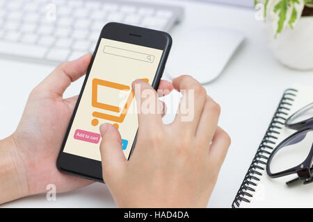 Close-up Frau Hand mit Telefon, Online-shopping, neuen moderne Lifestyle einfach in den Warenkorb per Telefon Stockfoto
