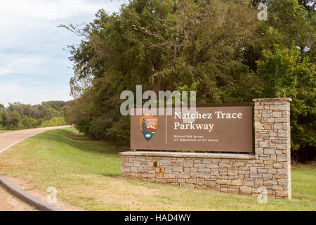 Natchez, MS, USA - 24. Oktober 2016: Natchez Trace Parkway Schild am südlichen Endpunkt. Stockfoto