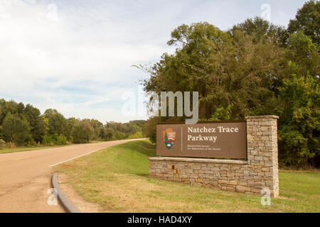 Natchez, MS, USA - 24. Oktober 2016: Natchez Trace Parkway Schild am südlichen Endpunkt. Stockfoto