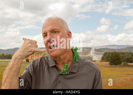 Mann, rufen Sie mich mit Kunststoff Aliens vor dem Green Bank Telescope Gesten. Stockfoto