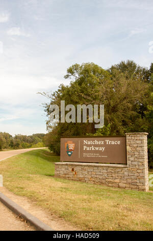 Natchez, MS, USA - 24. Oktober 2016: Natchez Trace Parkway Schild am südlichen Endpunkt. Stockfoto