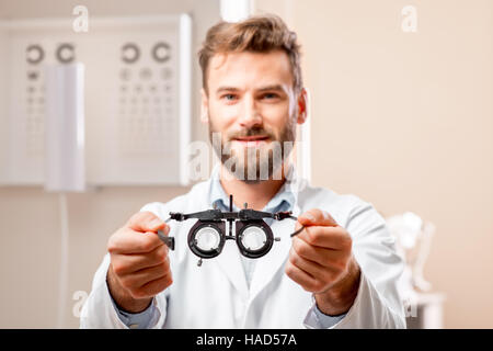 Augenarzt mit Anprobe-Tool für Objektive Stockfoto