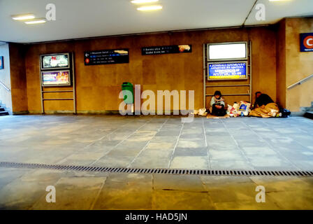 Budapest, Ungarn. Ein paar Obdachlose leben in der u-Bahnstation Calvin ter. Stockfoto